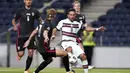 Pemain Portugal, Joao Moutinho, berebut bola dengan pemain Kroasia, Domagoj Vida, pada laga UEFA Nations League di Stadion Dragao, Minggu (6/9/2020). Portugal menang dengan skor 4-1. (AP/Miguel Angelo Pereira)