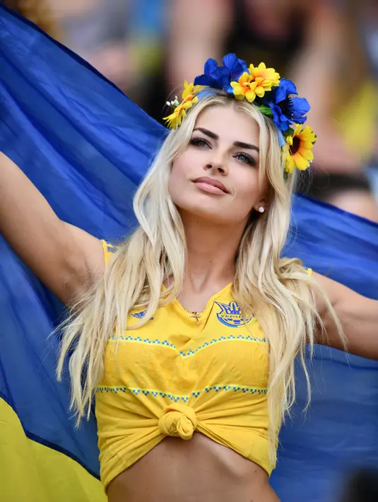 Fans cantik asal Ukraina ini terlihat menikmati laga Euro 2016  antara Ukraina melawan Polandia di Stadion Velodrome, Marseille, Rabu (22/6/2016) dini hari WIB. (AFP/Bertrand Langlois)