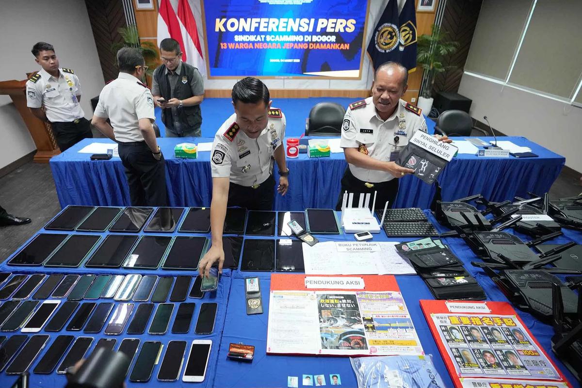 FOTO: Imigrasi Bogor Bongkar Sindikat Penipuan Online Warga Jepang di Sentul