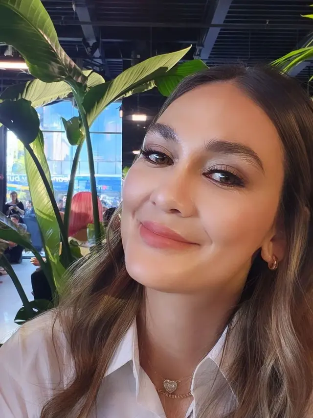 Foto Bareng Dahyun Twice, Ini Potret Luna Maya di Fashion Show Michael Kors