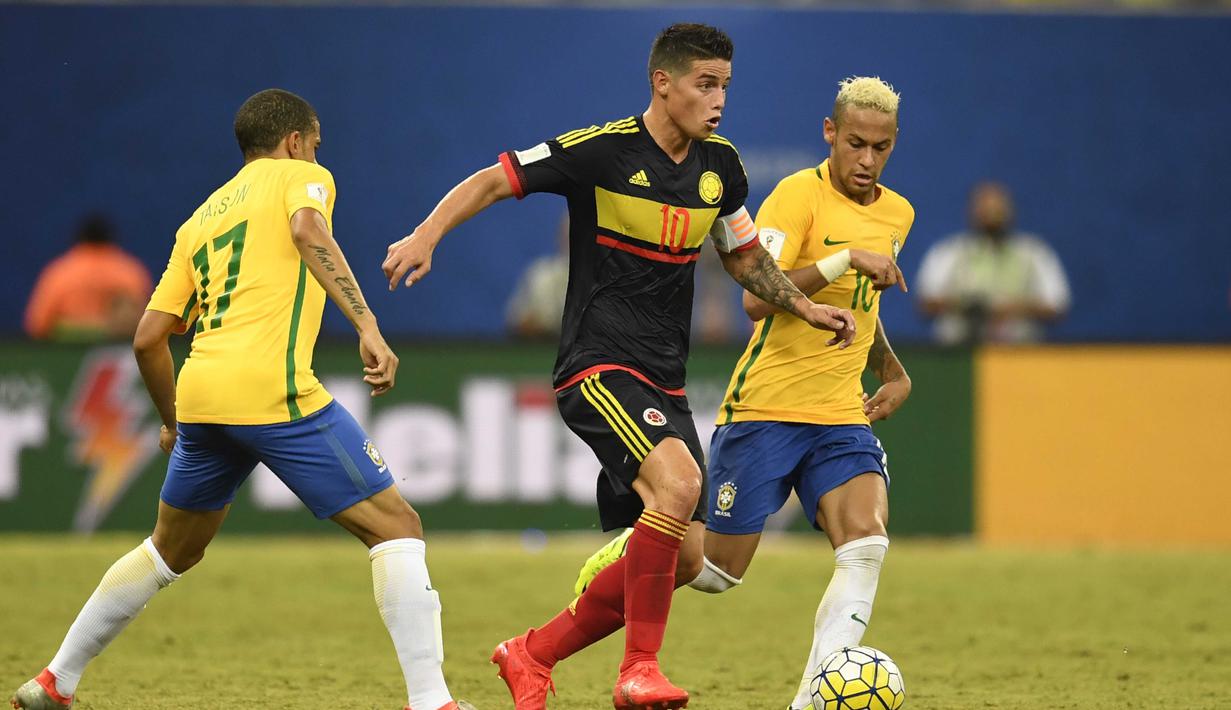Bintang Kolombia, James Rodriguez berusaha keluar dari hadangan Neymar (kanan) pada kualifikasi Piala Dunia 2018 zona Conmebol di Manaus, Brasil, (7/92016) WIB. (AFP/Christophe Simon)