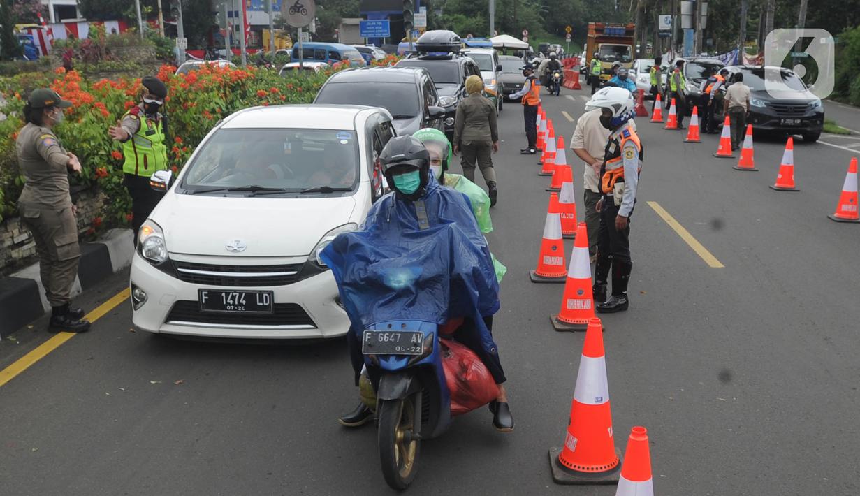Suasana operasi razia penggunaan masker dan pemeriksaan surat hasil tes cepat antigen di Simpang Gadog, Bogor, Kamis (24/12/2020). Polisi bakal menutup jalur Puncak guna mengantisipasi lonjakan volume kendaraan dan penyebaran Covid-19 seiring peringatan malam tahun baru. (merdeka.com/Arie Basuki)