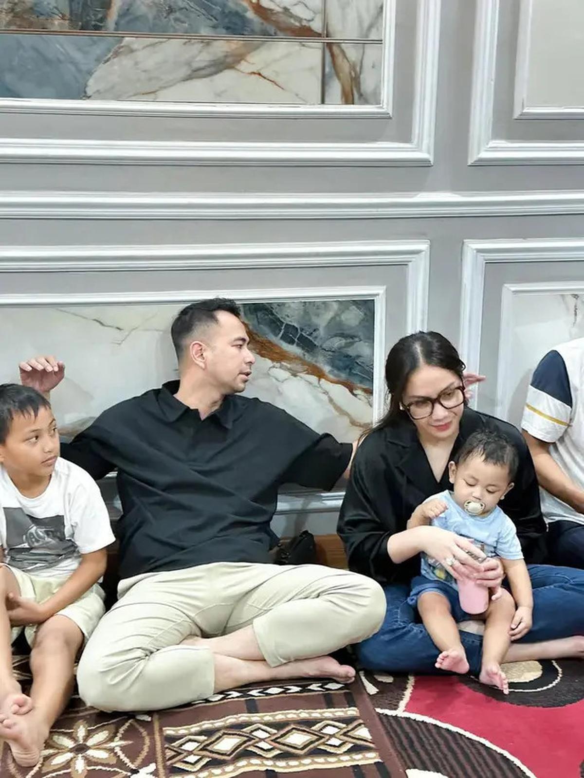 7 Potret Raffi Ahmad ke Rumah Mendiang Mpok Alpa, Kuatkan Suami dan Anak