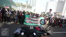 Komunitas sepeda dan sepatu roda unjuk kebolehan saat pelaksanaan HBKB di Jakarta, Minggu (12/3). Kegiatan ini bertujuan mengajak masyarakat agar menjauhi Narkoba dengan melakukan hal yang positif, seperti berolah raga. (Liputan6.com/Immanuel Antonius)