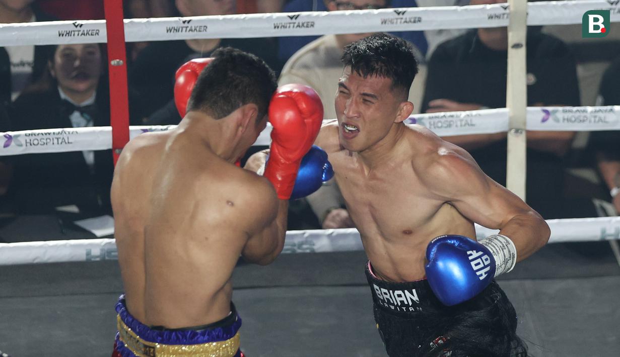 Brian Lawitan berusaha memberikan pukulan kepada Kkajhe dalam ajang HSS Series 7 The Redempetion di W Super Club Gatsu, Jakarta, Sabtu, (07/02/2026). (Bola.com/M Iqbal Ichsan)