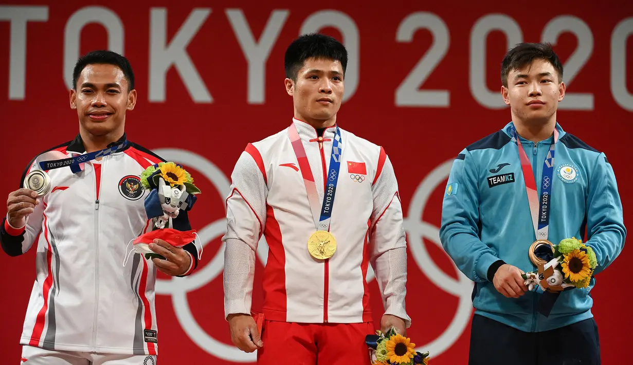 Eko Yuli Irawan berhasil kumpulkan total angkatan sebanyak 302 kg terpaut 11 kg dari Li Fabian, lifter Cina. Sedangkan posisi ketiga diraih oleh Igor Son dari Kazakhtan. Hal itu membuat Eko Yuli Irawan menjadi atlet kedua penyumbang medali bagi Indonesia. (Foto: AFP/Vincenzo Pinto)