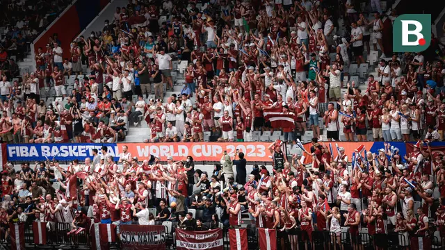 Foto: Pernak-pernik Unik Suporter Latvia pada Laga Perdana Piala Dunia FIBA 2023 di Indonesia