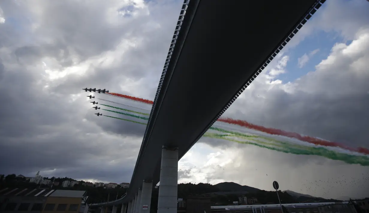 Tim aerobatik Angkatan Udara Italia, Frecce Tricolori (Panah Tiga Warna), terbang di atas Jembatan Saint George Genoa baru di Genoa, Italia, Senin (3/8/2020). Jembatan tersebut dibangun untuk menggantikan viaduk yang ambruk dua tahun lalu dan menewaskan 43 orang. (Xinhua/Stringer)