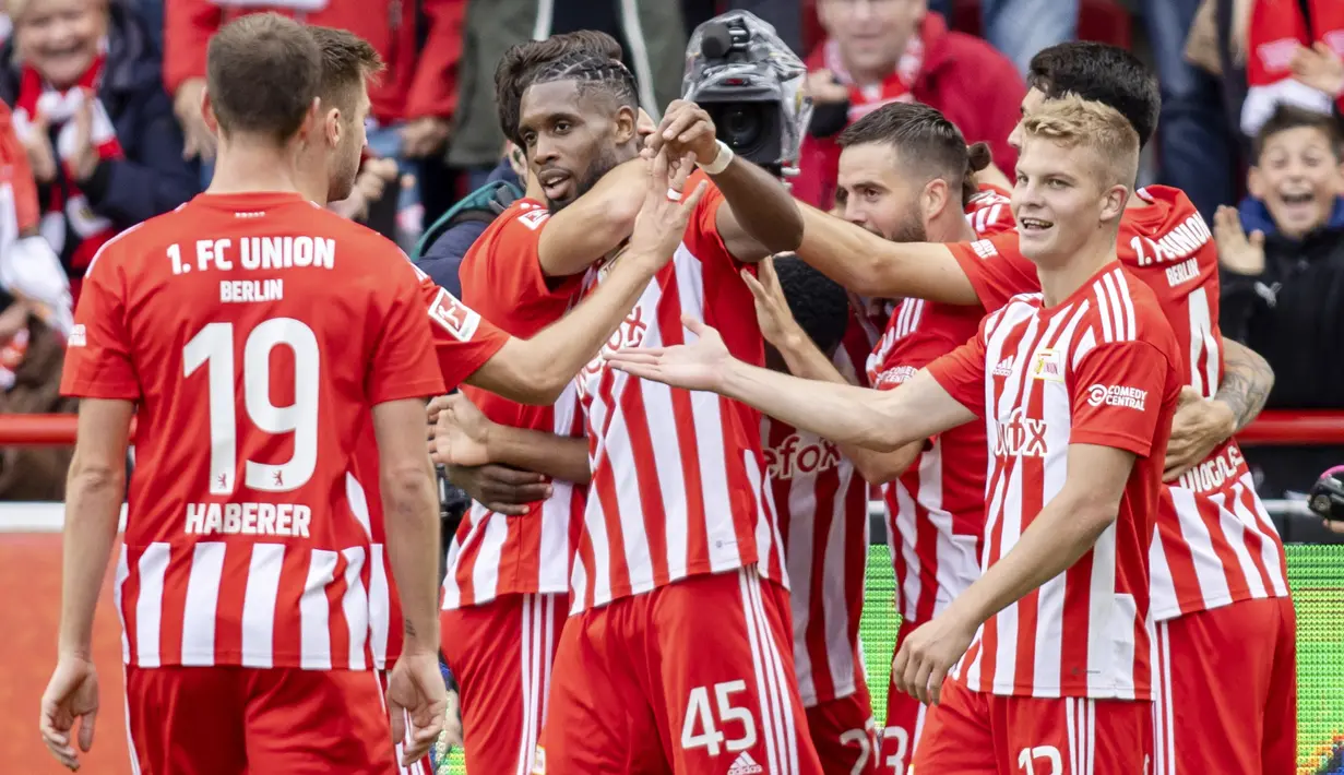 Union Berlin kini berada di puncak klasemen Bundesliga dengan 17 poin. Mereka unggul dua poin dari Dortmund yang berada di posisi kedua. Bayern Munchen berada di posisi kelima dengan raihan 12 poin. (Andreas Gora/dpa via AP)