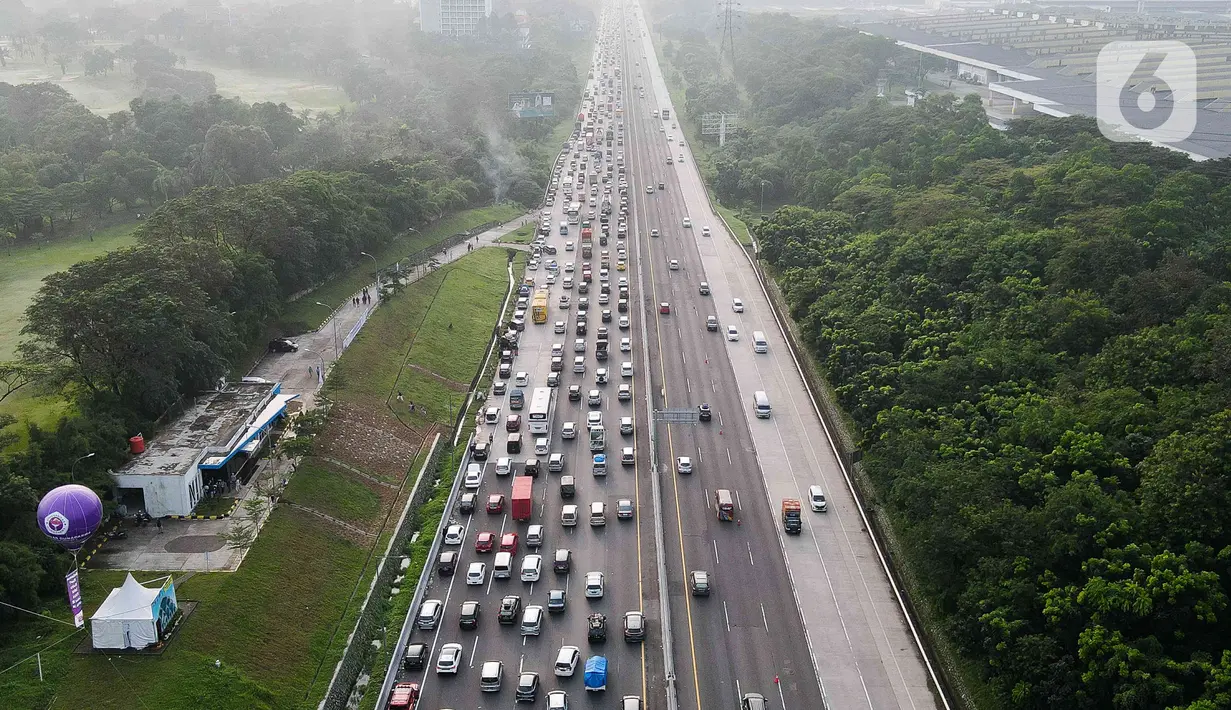 Sigit memprediksi masih akan terjadi kepadatan di Tol Cikampek menjelang Lebaran 2023. Kepadatan kemungkinan terjadi H-3 hingga H-2 lebaran. (Liputan6.com/Herman Zakharia)