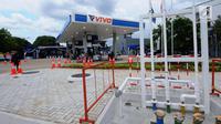 Tampilan depan SPBU Vivo di kawasan Cilangkap, Jakarta, Kamis (26/10). SPBU tersebut akan menyalurkan BBM bensin Research Octane Number (RON) 89, 90, dan 92 dengan merk Revvo. (Liputan6.com/Helmi Fithriansyah)