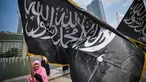 Aktivis Perempuan Hizbut Tahrir Indonesia (HTI) melakukan aksi di Bundaran HI, Jakarta, Minggu (22/3/2015). Mereka menolak sistem neoliberalisme dan neoimperialisme yang digunakan oleh Indonesia.(Liputan6.com/Faizal Fanani)
