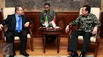 Ketua DPD RI Irman Gusman (kanan) berbincang dengan Duta Besar Aljazair AbdelKader Aziria (kiri) di Kompleks Parlemen, Jakarta, Senin (2/11/2015). Pertemuan untuk menjalin kerjasama diplomatik antar lembaga dan negara. (Liputan6/Johan Tallo)