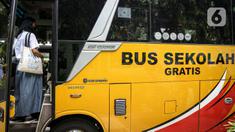 Pelajar menaiki bus sekolah usai pembelajaran tatap muka (PTM) di SMK Negeri 15, Kebayoran Baru, Jakarta Selatan, Jumat (3/9/2021). Dishub DKI Jakarta melalui Unit Pengelola Angkutan Sekolah membantu sarana transportasi gratis bagi peserta didik yang mengikuti PTM. (Liputan6.com/Faizal Fanani)