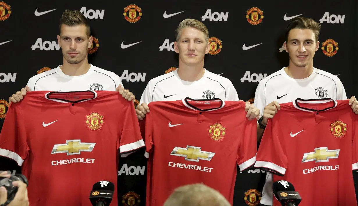 Morgan Schneiderlin dan Bastian Schweinsteiger akan mengisi barisan tengah Manchester United. Sedangkan Matteo Darmian memperkuat lini pertahanan, AS,Rabu (15/7/2015). (REUTERS/Jason Redmond)