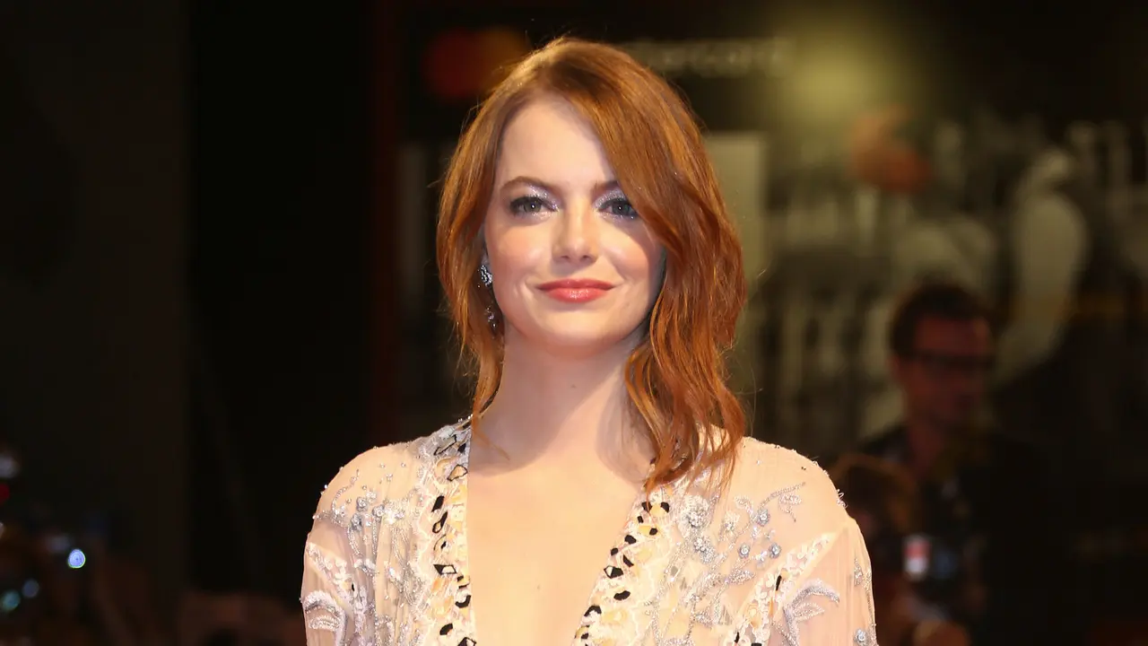 Bergaun Transparan, Emma Watson Tampil Cantik di Festival Film Venice