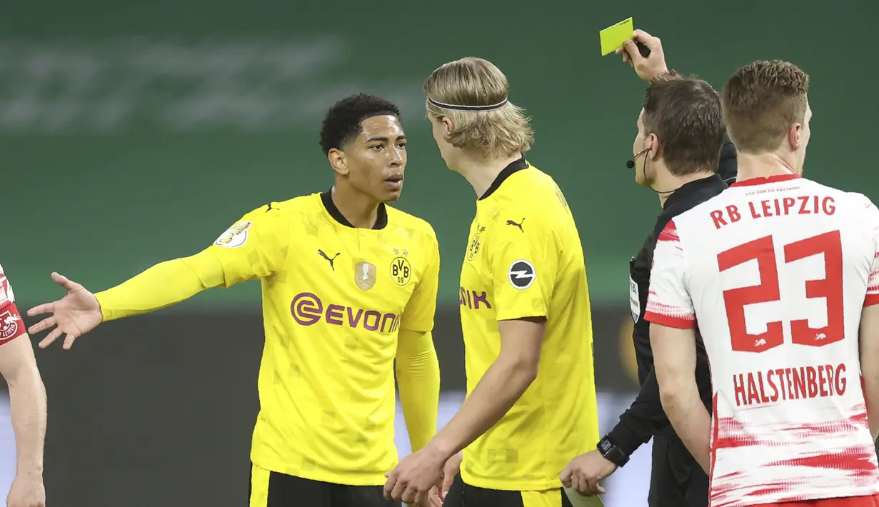 Gelandang Borussia Dortmund, Jude Bellingham (kiri) menerima kartu kuning dari wasit Felix Brych saat melawan RB Leipzig dalam laga final DFB Pokal 2020/2021 di Olympiastadion, Berlin, Kamis (13/5/2021). Dortmund menang 4-1 atas Leipzig dan menjadi juara. (AP/Jan Woitas/Pool)