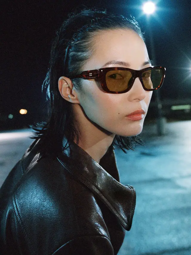Hailey Bieber Tampil Feminin dengan Estetika 1970-an dan Awal 2000-an di Kampanye Miu Miu Fall/Winter 2026