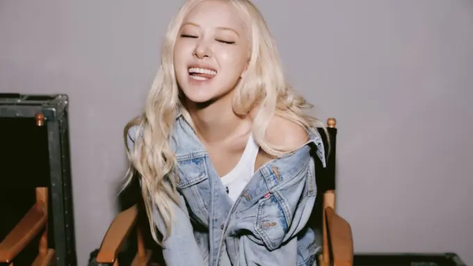 Rosé BLACKPINK Tampil All-Denim di Film Kampanye Levi’s, Curi Atensi di Super Bowl