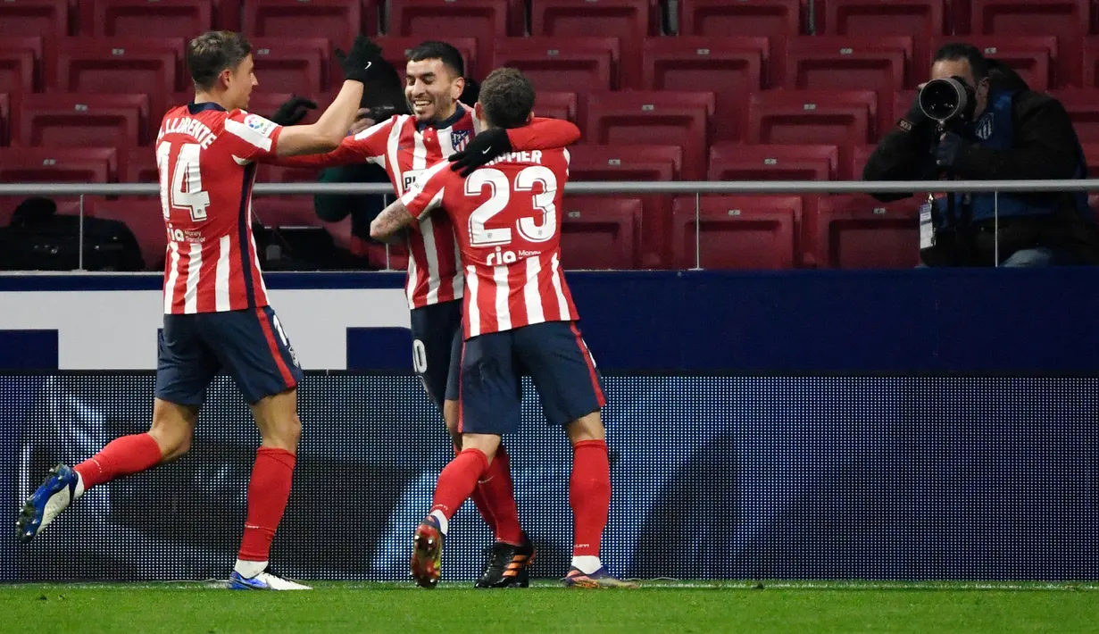 Para pemain Atletico Madrid merayakan gol yang dicetak oleh Angel Correa ke gawang Sevilla pada laga Liga Spanyol di Stadion Wanda Metropolitano, Selasa (12/1/2021). Atletico Madrid menang dengan skor 2-0. (AFP/Pierre-Philippe Marcou)