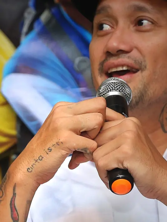 Ditemui di kantor Falcon Pictures, kawasan Duren Tiga, Jakarta Selatan, Selasa sore (15/8), Tora menceritakan bahwa kejadian ini begitu berat baginya, ketika anak-anaknya tahu ia dipenjara karena kasus narkoba. (Bambang E.Ros/Bintang.com)