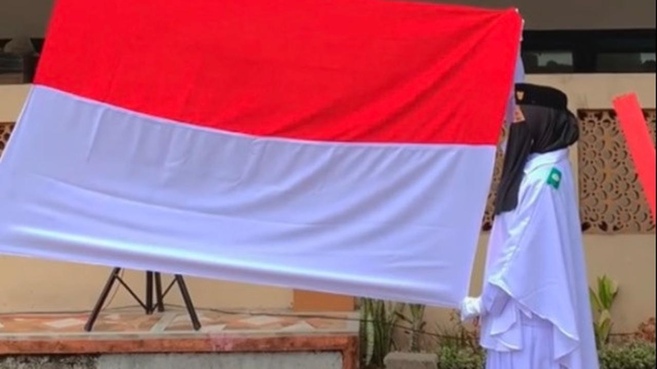 Hujan gerimis tak menjadi hambatan bagi Paskibra ini. Para Paskibra yang pasukannya perempuan semua ini pun berhasil mengibarkan bendera dengan lancar.
