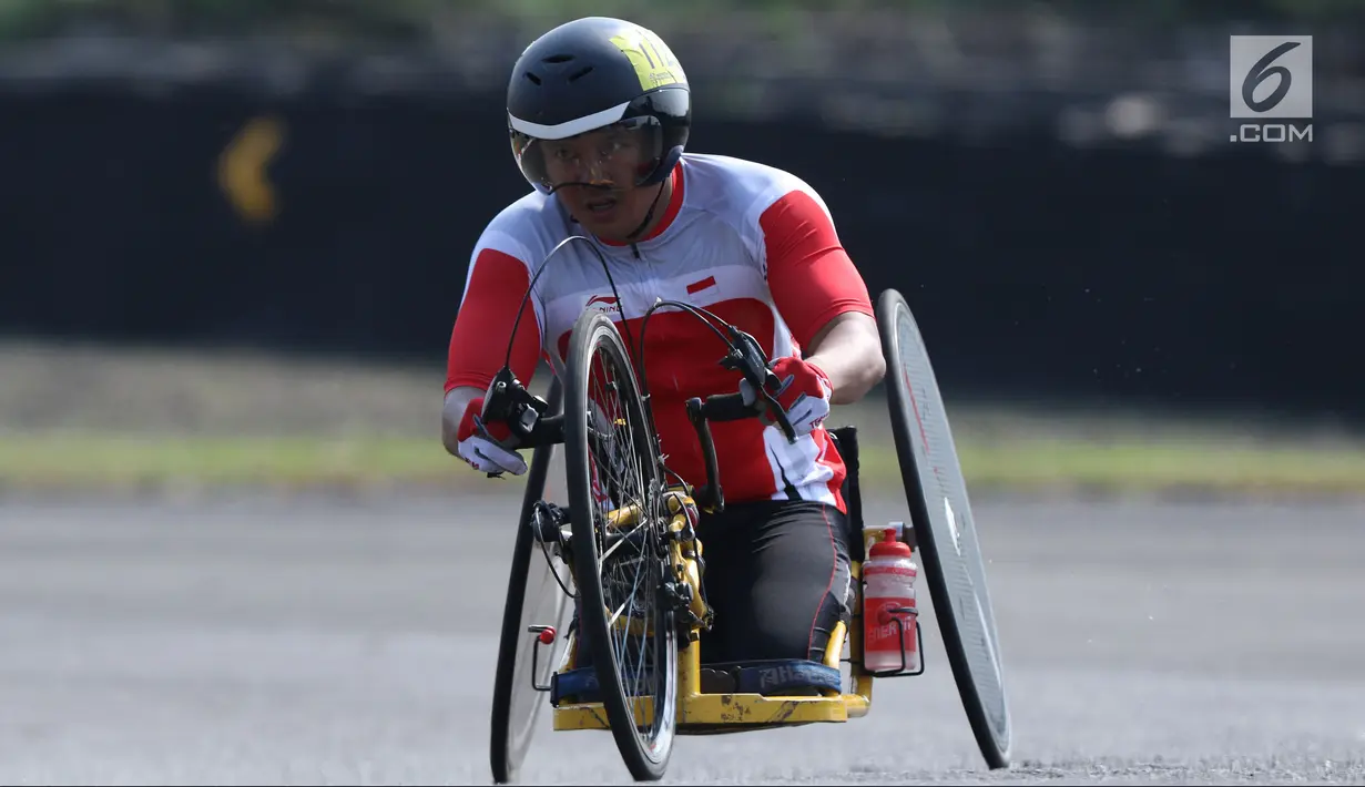 Atlet ParaCycling, Soemantri saat laga di nomor Mens H4-5 Individual Time Trial Road Race Asian Para Games 2018 di Sirkuit Sentul, Bogor, Senin (8/10). Soemantriberhasil merebut medali perunggu. (Liputan6.com/Helmi Fithriansyah)