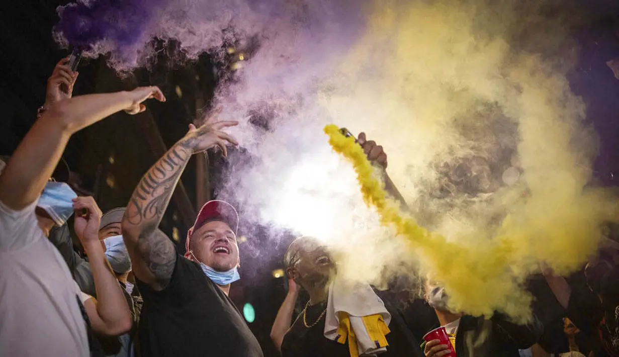 Fans LA Lakers saat merayakan gelar juara NBA 2020 di Los Angeles, Senin (12/10/2020). LA Lakers menjuara NBA 2020 setelah mengalahkan Miami Heat dengan skor 106-93 dalam final gim ke enam. (AP/Christian Monterrosa)