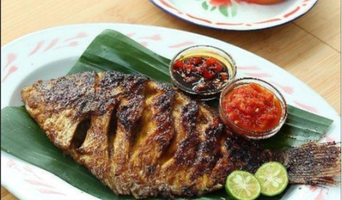 9. Resep Ikan Bakar Bumbu Kemiri<br>