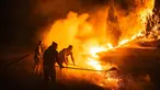 Warga setempat dan petugas pemadam kebakaran berjuang memadamkan kebakaran hutan di Deliblatska Pescara (Deliblato Sands), dekat desa Dubovac, sekitar 70 kilometer di timur laut Beograd, Serbia, Minggu, 9 Agustus 2026. (AFP/  Uros Arsic )