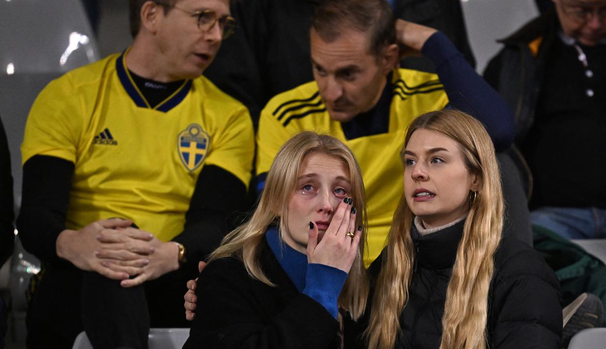 Aksi penembakan itu terjadi tidak jatuh dari sebuah stadion tempat 35 ribu orang sedang menonton pertandingan sepak bola Belgia vs Swedia. Permainan pun disetop. (JOHN THYS / AFP)