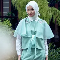 Sejak menikah, ada sejumlah artis cantik yang memutuskan untuk berhijab, dan salah satunya adalah Revalina S Temat. Gaya simple dan elegan ini menjadi ciri khas Reva sejak berhijab yang pastinya patut ditiru. (Instagram/vatemat)