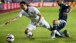 Duel Pablo Zabaleta (kanan) asal Argentina dengan Edinson Cavani. (EPA/Paolo Aguilar)