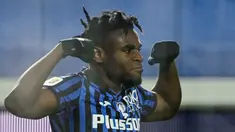 Penyerang Atalanta, Duvan Zapata melakukan selebrasi usai mencetak gol ke gawang Napoli pada pertandingan leg kedua semifinal Coppa Italia di stadion Azzurri d'Italia di Bergamo, Kamis (11/2/2021).  Atalanta menang atas Napoli 3-1. (AFP/Miguel Medina)