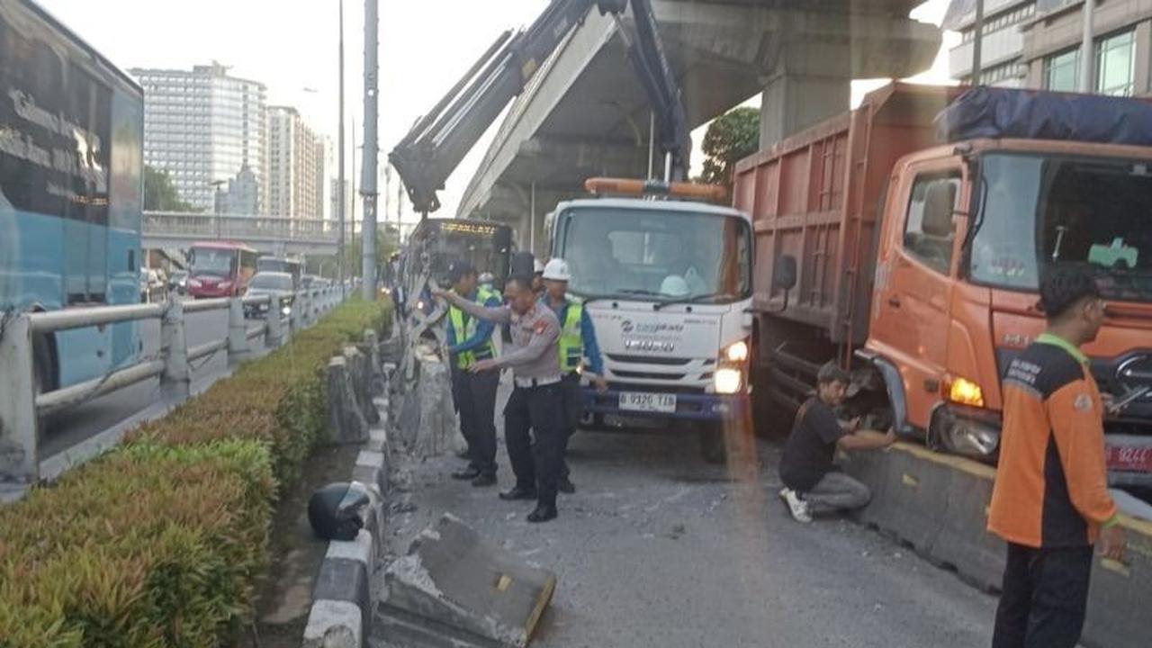 Truk Tabrak Separator Busway di MT Haryono, Pengemudi Diduga Mengantuk