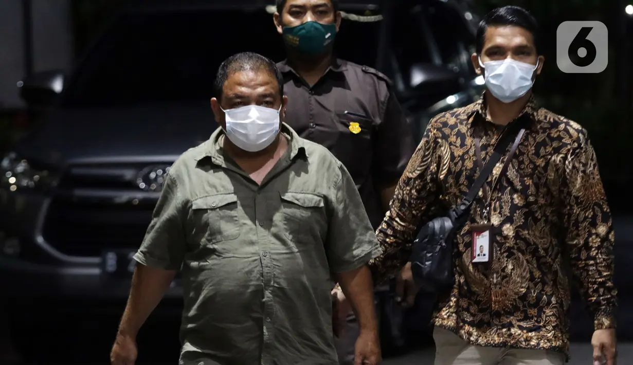 Bupati Langkat Sumatera Utara, Terbit Rencana Perangin Angin (kiri) saat tiba di Gedung KPK, Jakarta, Rabu (19/1/2022). Terbit Rencana Perangin Angin akan menjalani pemeriksaan lebih lanjut usai terkena OTT KPK pada Selasa (18/1/2022) malam. (Liputan6.com/Helmi Fithriansyah)