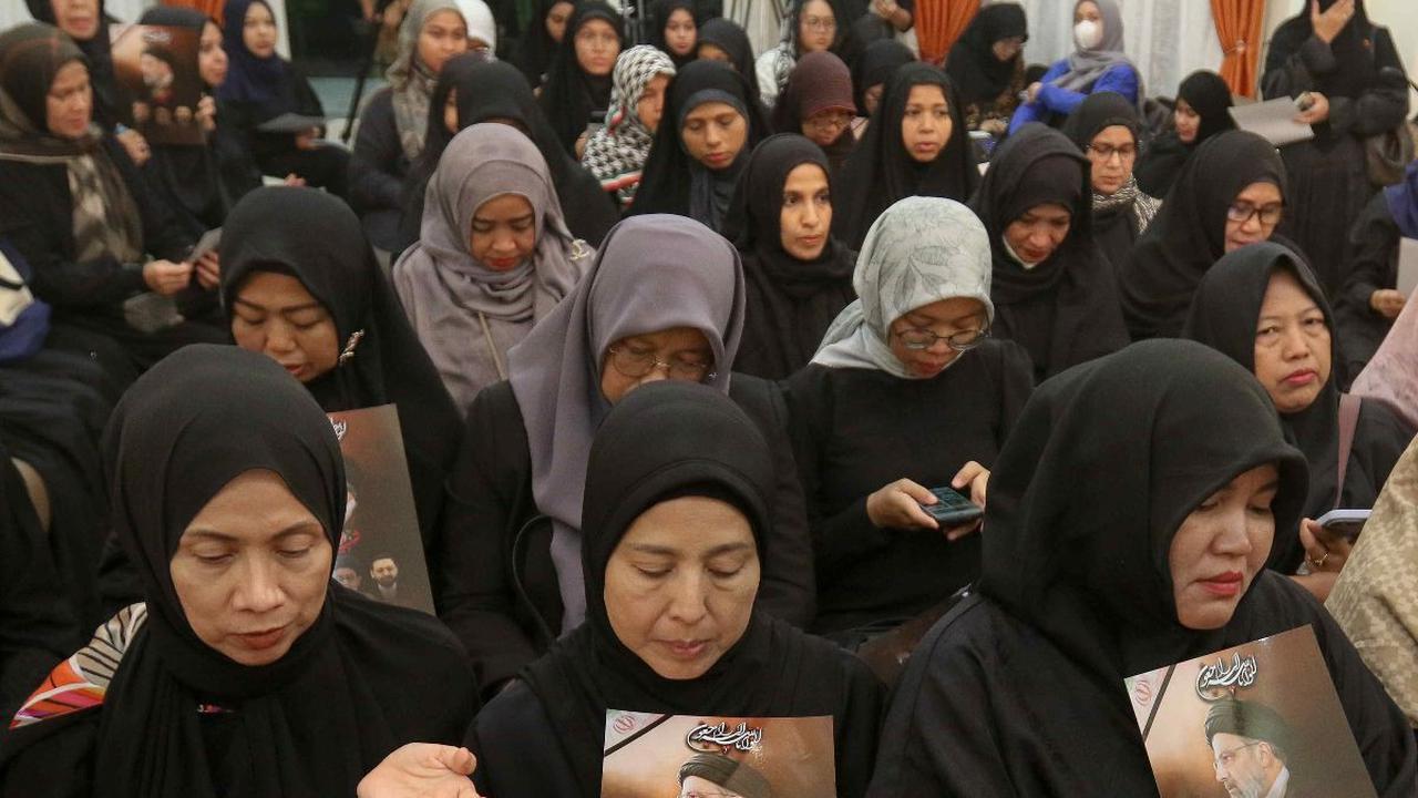 Kedutaan Besar Republik Islam Iran menggelar acara doa bersama untuk almarhum Presiden Ebrahim Raisi, Menteri Luar Negeri Amir Abdollahian dan seluruh delegasi yang menjadi korban dalam insiden kecelakaan helikopter, Jakarta, Rabu (22/5/2024). Foto: Liput