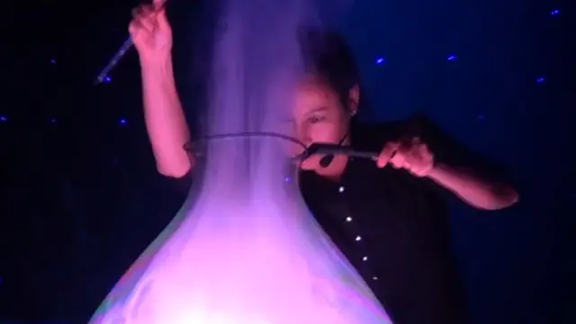 Berikut ini video bakat seorang wanita yang mampu mengendalikan gelembung – gelembung menjadi pertunjukkan yang memukau