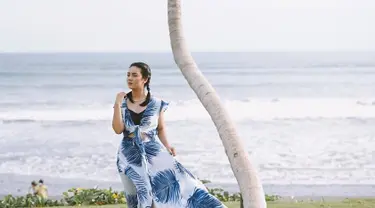 Menikmati waktu di sela kesibukannya sebagai seorang aktris sinetron, Ersya Aurelia beberapa kali memilih untuk liburan ke Bali. Dalam liburannya, pemeran Tissa dalam sinetron Love Story The Series ini habiskan waktu bersama teman dan keluarga, seperti dengan ibundanya. (Liputan6.com/IG/@ersyaurel)