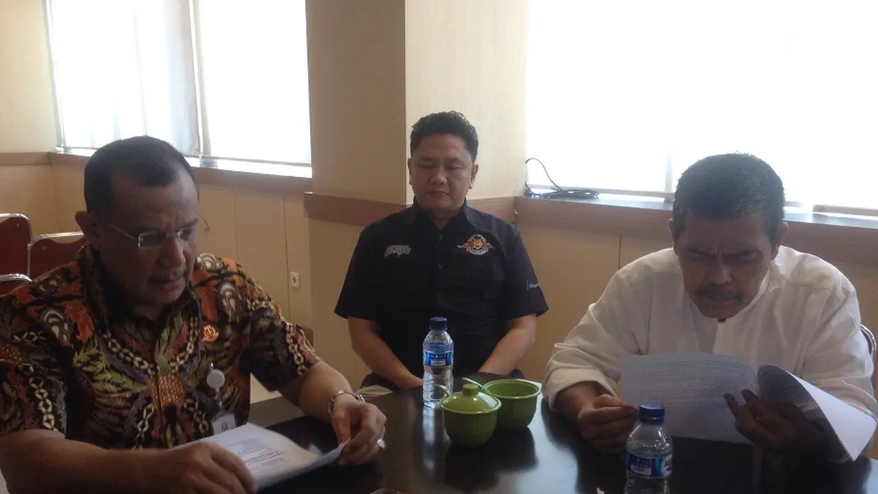Kepala Kejaksaan Tinggi Sulsel, Tarmizi tampak didampingi Asintel Kejati Sulsel Imam Wijaya dan Wakajati Sulsel Gery Yasid saat menggelar rilis sejumlah kasus korupsi yang ditangani selama tahun 2018 (Liputan6.com/ Eka Hakim)