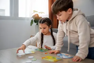 Sturdy play adalah aktivitas bermain di area yang sudah dipersiapkan agar anak bisa bergerak aktif dengan risiko minimal, seperti di play yard, pack and play, atau sudut bermain khusus di rumah. (foto/dok: freepik)
