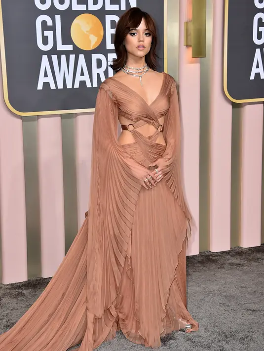 <p>Jenna Ortega saat tiba menghadiri Golden Globe Awards 2023 di Beverly Hilton Hotel, Beverly Hills, California, Amerika Serikat, 10 Januari 2023. Jenna Ortega terlihat semakin stunning dengan layering necklace silver bergaya simple. (Photo by Jordan Strauss/Invision/AP)</p>