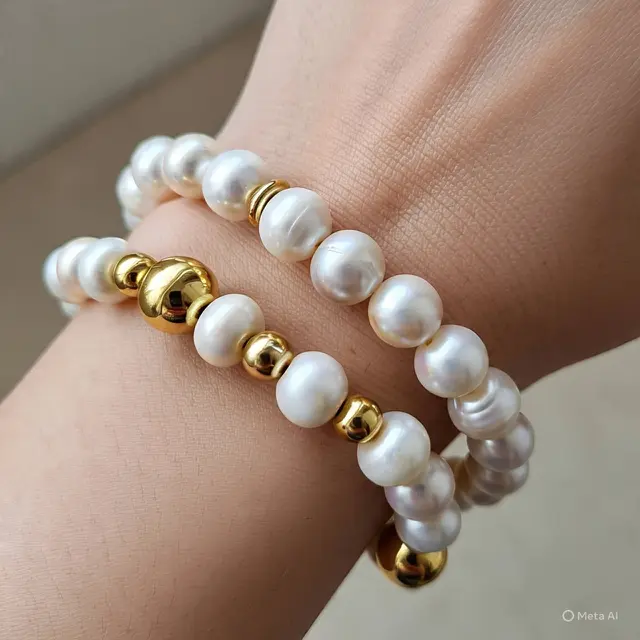 4. Gelang Manik Emas dan Putih (Gold-White Pearl Beads Bracelet)