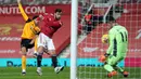 Gelandang Manchester United, Bruno Fernandes melepaskan tendangan yang mampu dihadang kiper Wolverhampton Wanderers, Rui Patricio dalam laga lanjutan Liga Inggris 2020/21 pekan ke-16 di Old Trafford, Selasa (29/12/2020). Manchester United menang 1-0 atas Wolverhampton. (AFP/Martin Rickett/Pool)