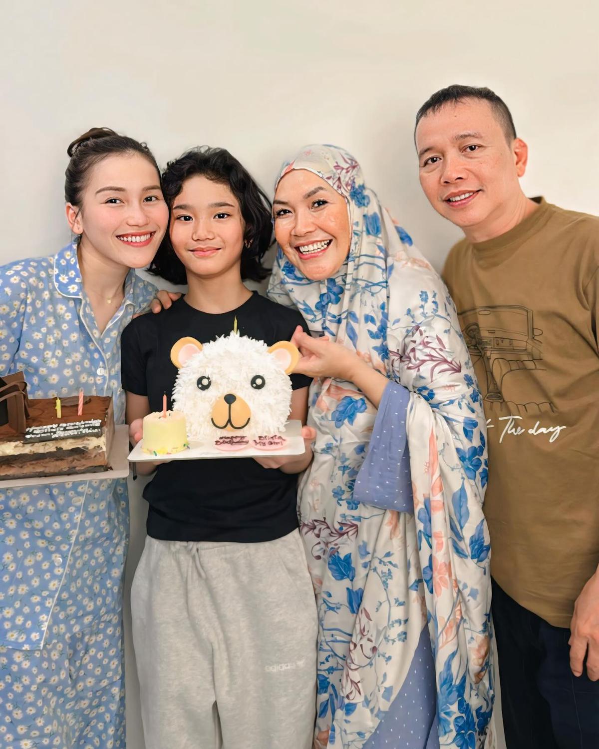 Meski Sibuk, Ayu Ting Ting Nggak Pernah Absen Pantau Bilqis - Beri Aturan Ketat Soal Penggunaan HP