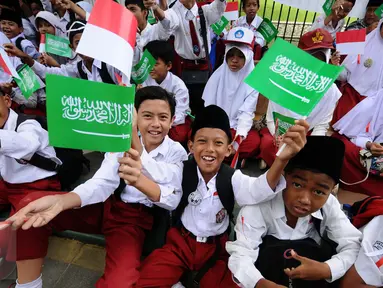 Pelajar SD bersiap menyambut kedatangan Raja Arab Saudi, Salman bin Abdulaziz di sekitar Istana Bogor, Rabu (1/3). Rencananya sekitar 50.000 pelajar akan berjajar untuk menyambut kedatangan Raja Arab dan Presiden Jokowi. (Liputan6.com/Helmi Fithriansyah)