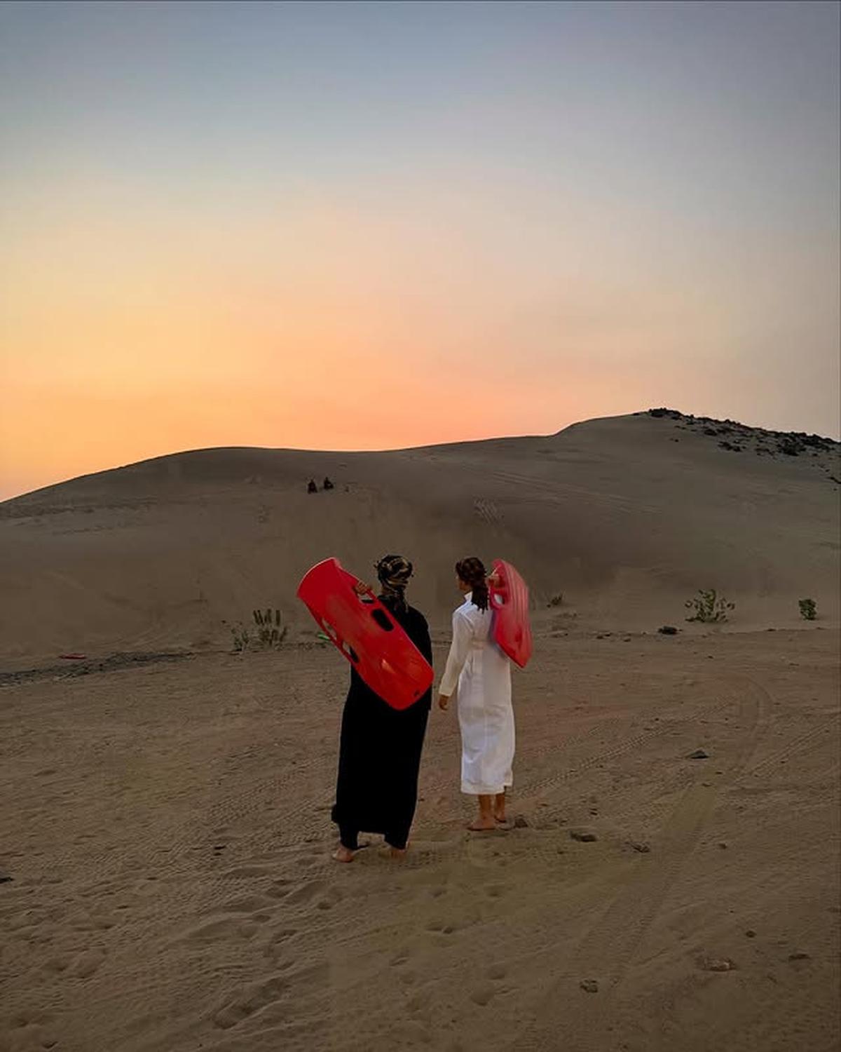 Kenakan Jubah dan Sorban, 7 Potret Eddy Meijer Anak Maudy Koesnaedi di Gurun Pasir bak Pangeran Dubai