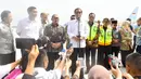 Presiden Jokowi memberikan sambutan setibanya di Bandara Internasional Jawa Barat (BIJB) Kertajati, Majalengka, Kamis (24/5). Pesawat kepresidenan resmi menjadi pesawat pertama yang mendarat Bandara Kertajati Majalengka. (Liputan6.com/Pool/Setpres)