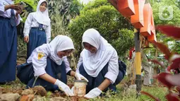 KAI Commuter mengajak para pelajar melakukan gerakan green commuter dengan membuat 1600 lubang resapan biopari. (Liputan6.com/Angga Yuniar)