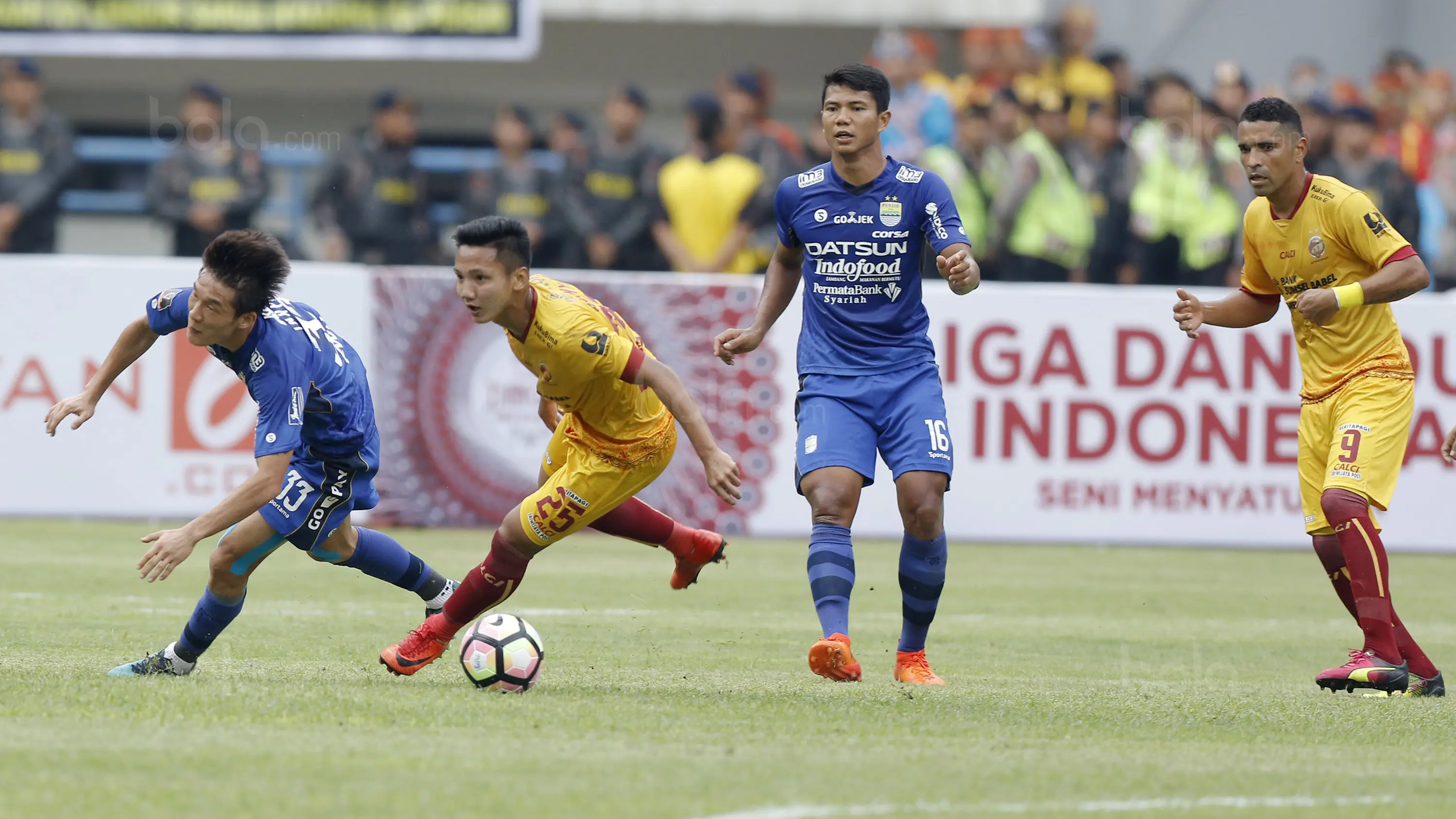  Oh In Kyun (kiri) berduel dengan gelandang Sriwijaya FC, Syahrin Abimanyu, pada laga Piala Presiden di Stadion GBLA, Bandung, Selasa (16/1/2018). Persib menang 1-0. (Bola.com/M Iqbal Ichsan)